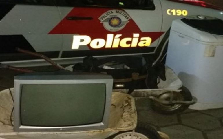 PM PRENDE HOMEM QUE FURTARA TV E LEVAVA EM CARRRO DE PEDREIRO