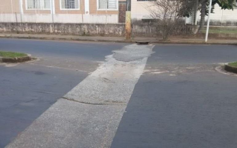 Sem placas, avenida compromete motoristas