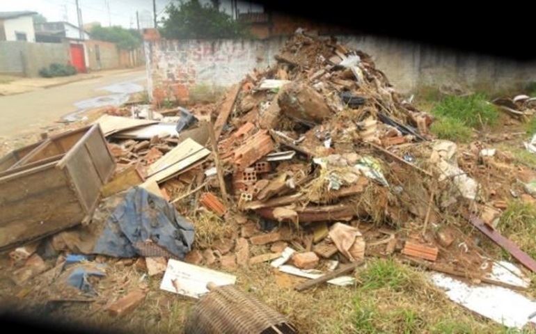 Vereador pede que prefeito se lembre dos bairros pobres