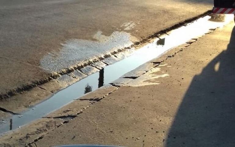 Canaletas prejudicam posto de gasolina