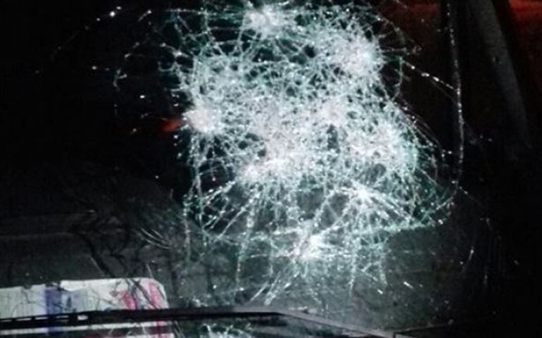 Mulher fica ferida após ambulância ser apedrejada em rodovia de Sorocaba