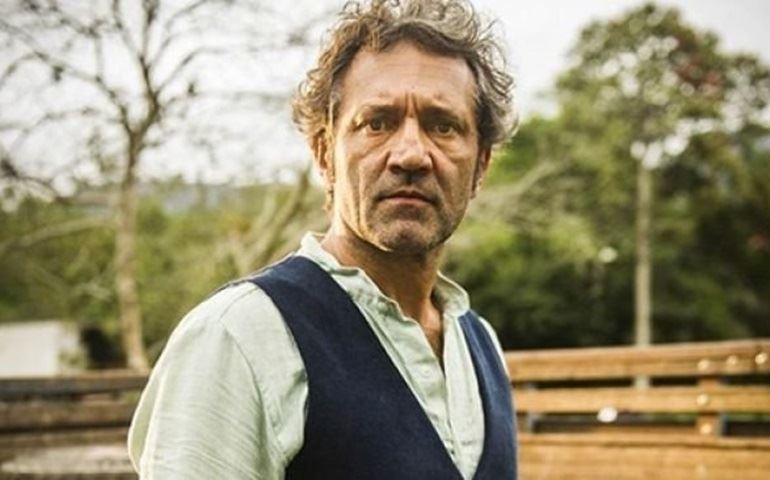 Ator morre onde seu personagem foi salvo. Estranho...