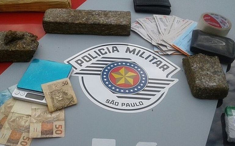 Após perseguição, polícia apreende tijolos de maconha em carro