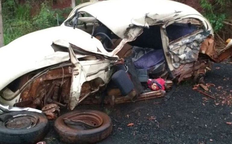Acidente grave na SP-255 destrói Fusca e mata motorista