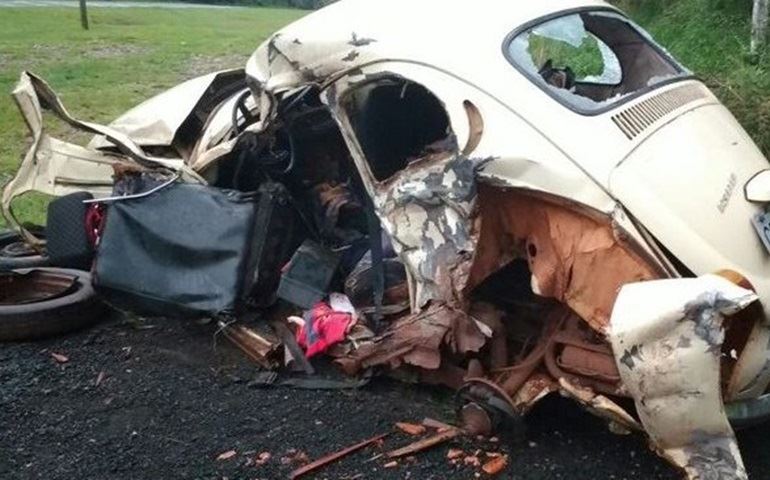 Crianças feridas em acidente que destruiu Fusca passam por cirurgia