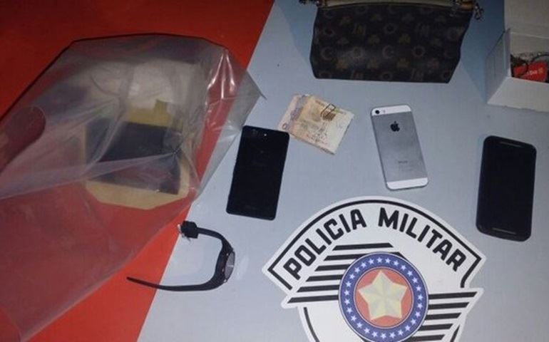 Dupla armada faz grávida e mais sete pessoas reféns em roubo a residência