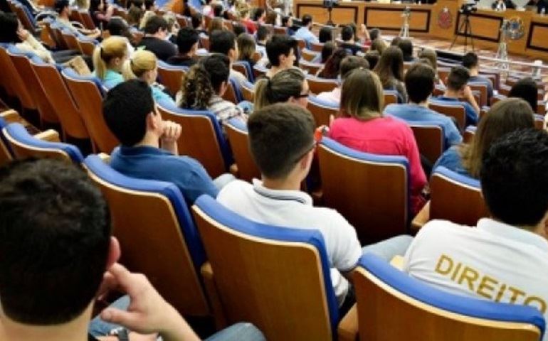 Aposentado vence depressão, conclui direito e passa na OAB na 7ª tentativa