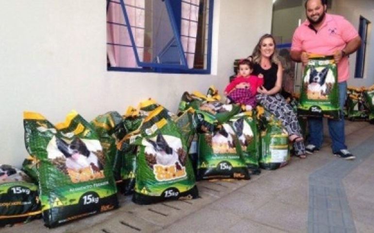Casal celebra 1º aniversário da filha com arrecadação de ração de cachorro