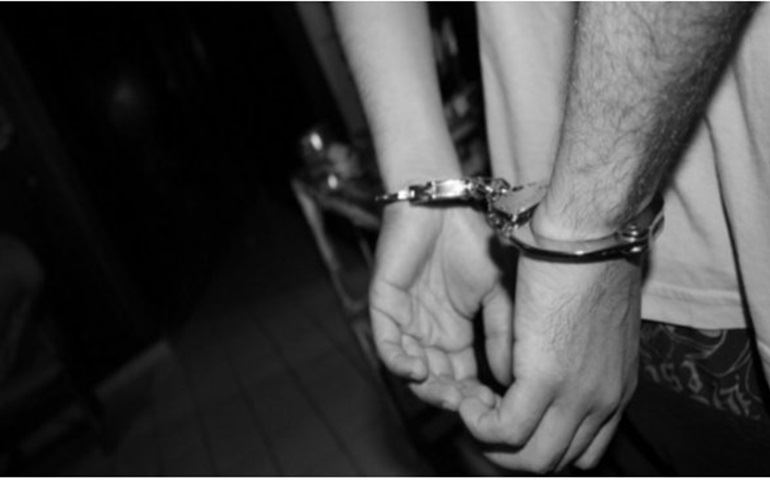 Homem tenta fugir de abordagem da polícia