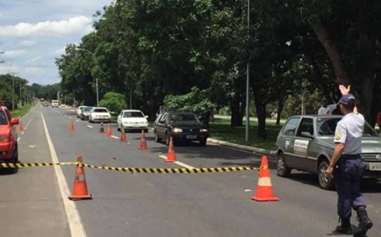 Homem morre após levar choque pegando manga em uma rua em Brasília-DF