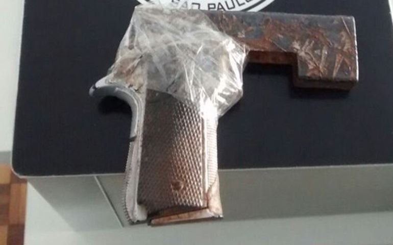 Dupla é flagrada com simulacros de arma de fogo em Itapetininga