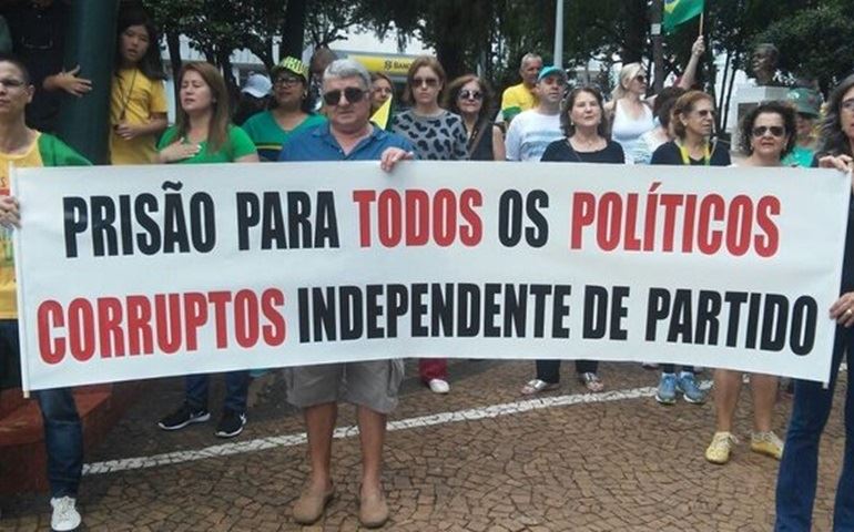 Moradores protestam contra a corrupção na região de Itapetininga