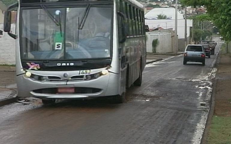 'Desvia de um e cai em dois', ironiza morador sobre buracos em Avaré