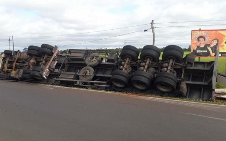 Carreta tomba na rotatória de Arandu, entre Avaré e Cerqueira César