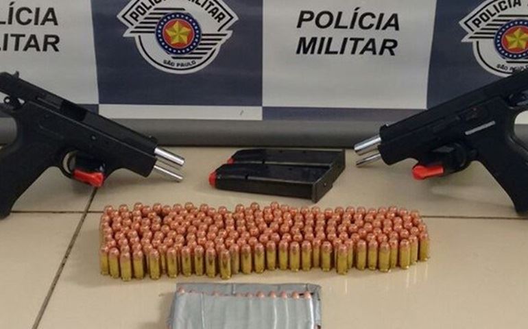 Jovem é presa com armas turcas em ônibus na Castello Branco em Avaré