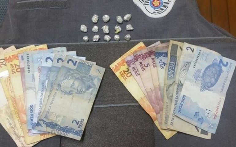 Homem é preso após ser flagrado com pedras de crack em Itaí