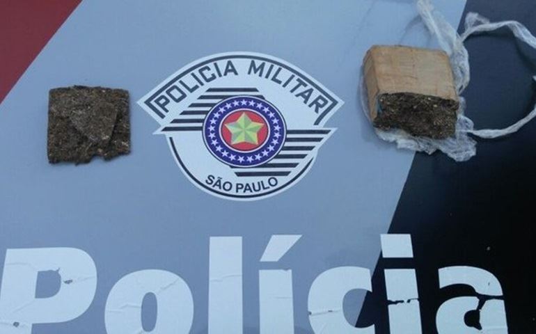 Jovem e adolescente são detidos com tijolo de maconha