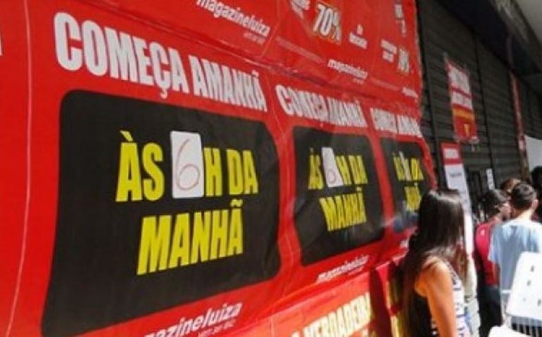 Promoção para 'queima de estoque' movimenta comércio em Avaré, SP