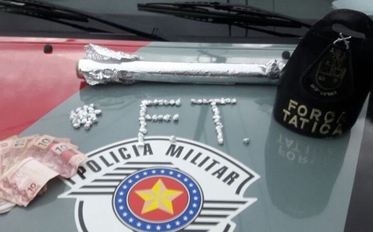 Mulher é presa por tráfico de drogas em bairro de Itaí