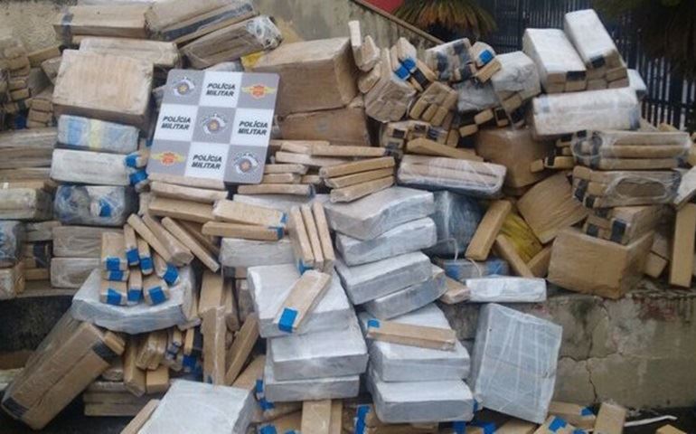 Polícia apreende maconha escondida em carga de pneus em caminhão baú