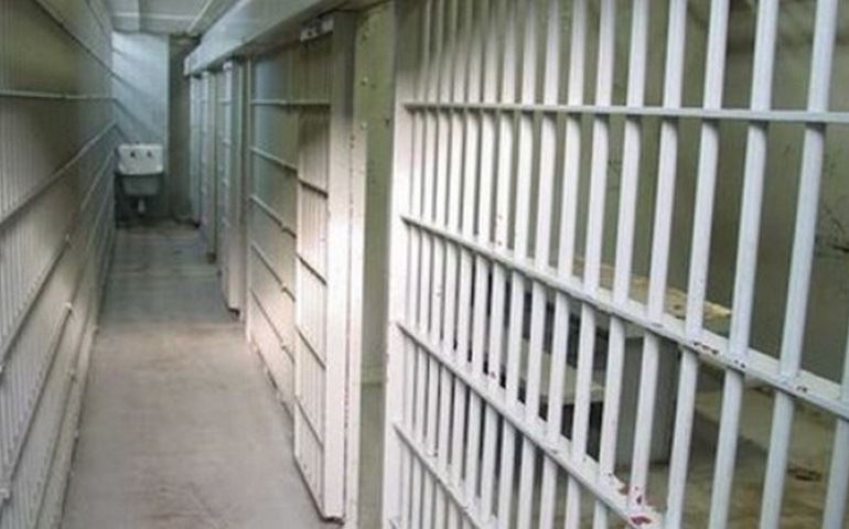 Mulher é presa ao tentar entrar com maconha em penitenciária de Guareí