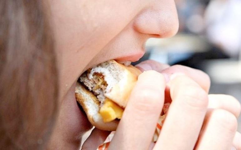 Obesidade em adolescentes pode ser causada por falhas de mastigação, diz estudo