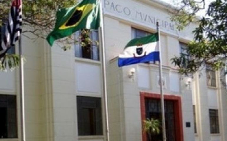 Justiça determina que prefeitura pague o 13º salário aos servidores