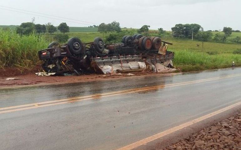 Caminhoneiro morre após capotar em rodovia de Taquarituba