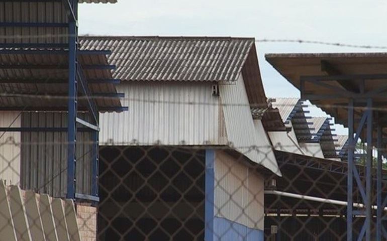 Homem morre após cair de altura de 9 metros do telhado de empresa