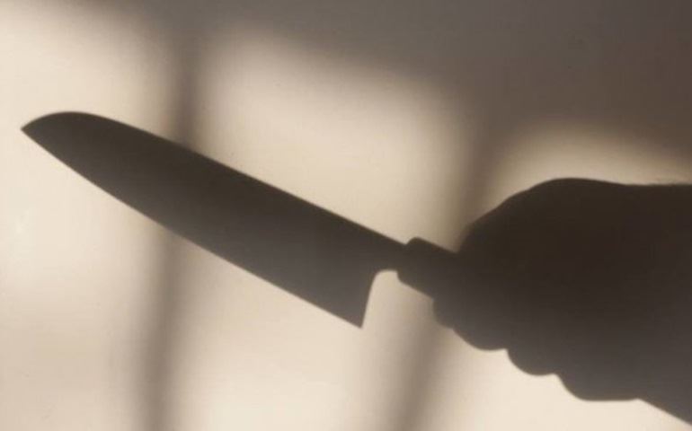 Jovem ameaça idosa com faca para roubar joias em Angatuba