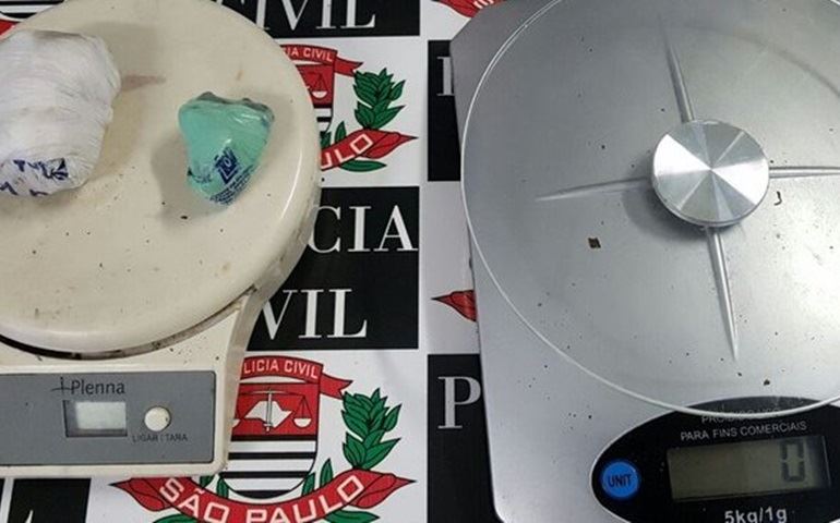 Casal é preso em flagrante por usar drogas em casa com filha de um ano