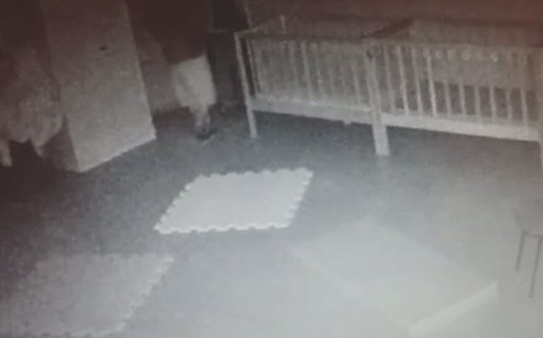 Imagens mostram criminosos furtando creche em Avaré