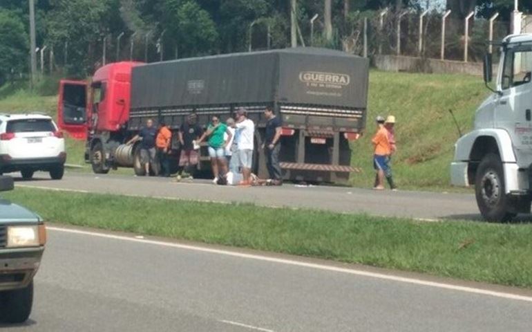 Pedestre fica ferido após ser atropelado por caminhão em rodovia