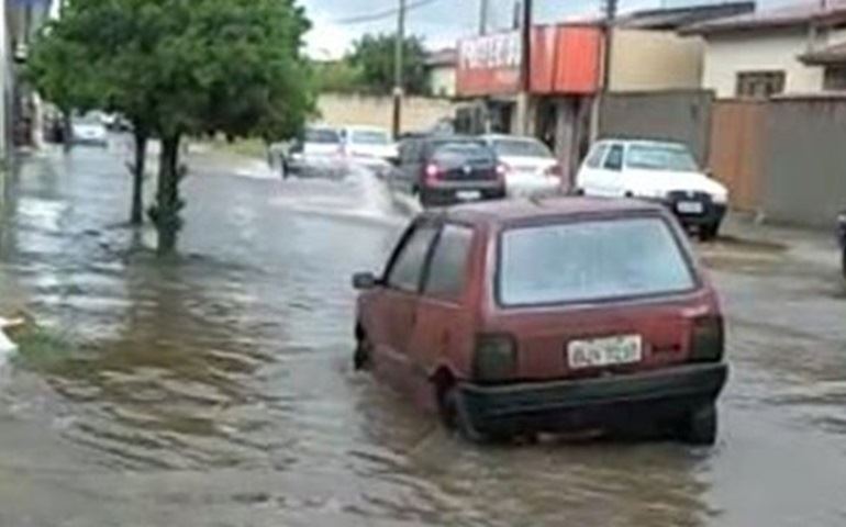 Chuva alaga rua em bairro de Avaré e forma enxurrada no Centro