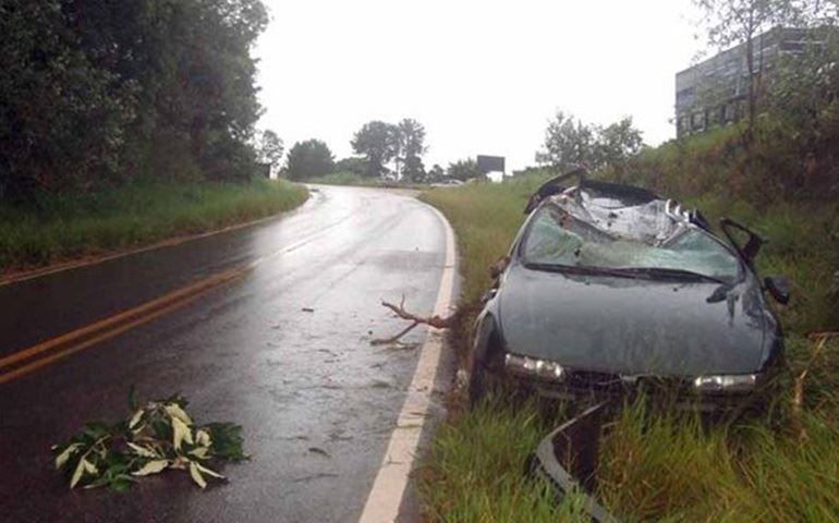 Motorista some após capotar com carro em rodovia de Pilar do Sul