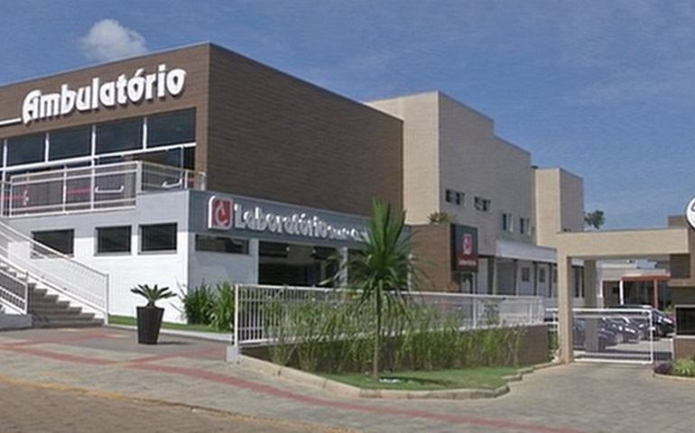 Policial perde parte do dedo após ser atacado por traficante durante prisão