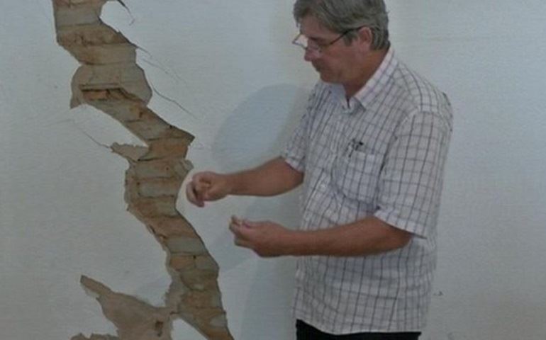 Rachaduras aparecem em casas após obras na SP-255, dizem moradores