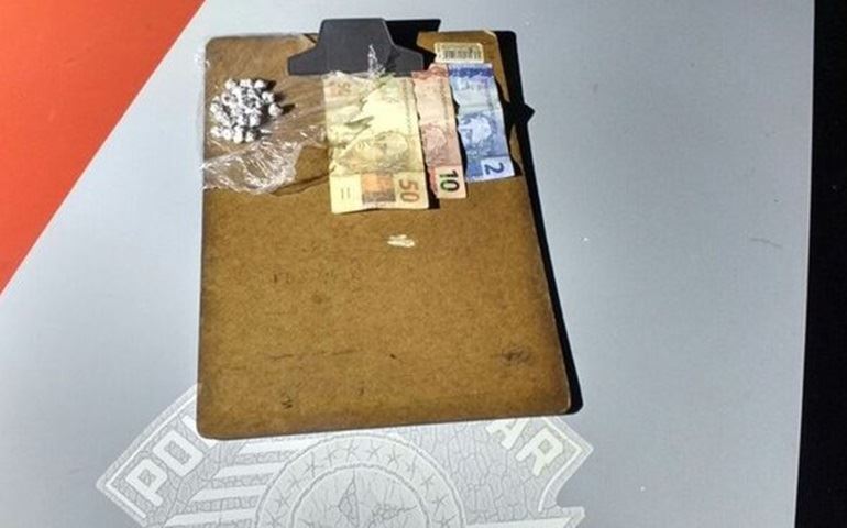 Polícia flagra dupla com pedras de crack durante patrulhamento em Itaí