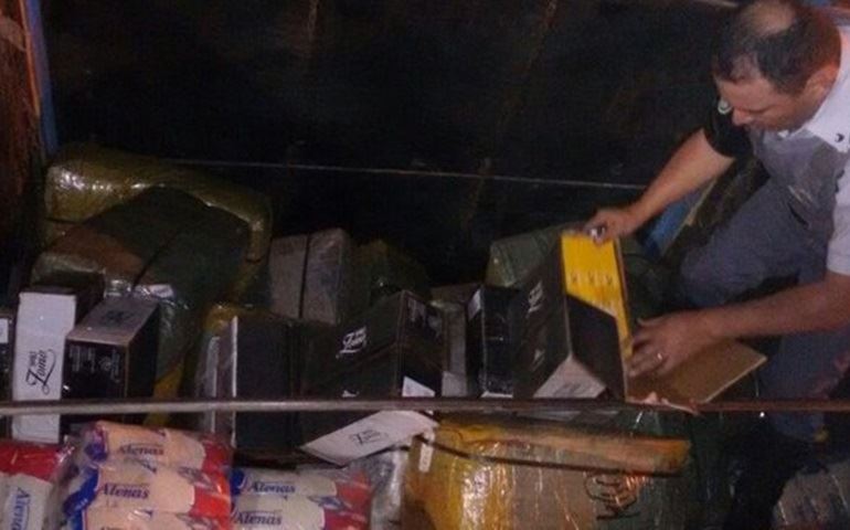 Dupla é presa por contrabando de relógios e essências de narguilé