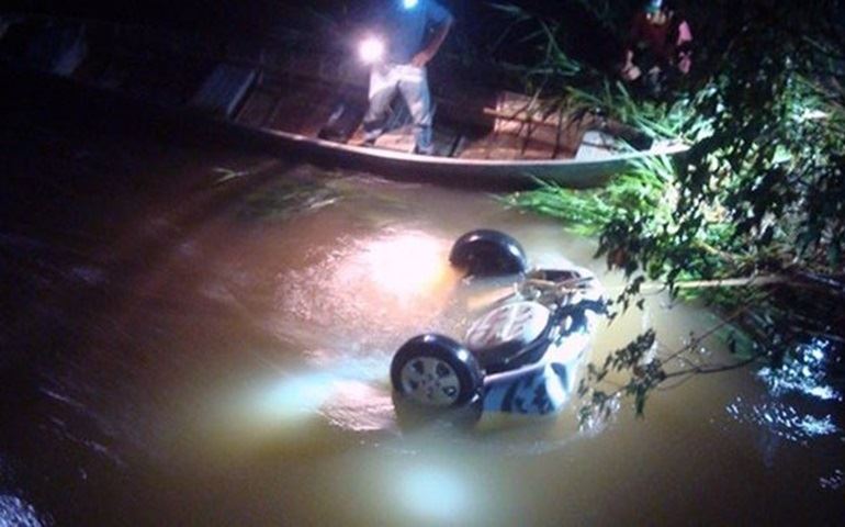 Mulher morre e marido se fere após carro cair de ponte no interior de SP