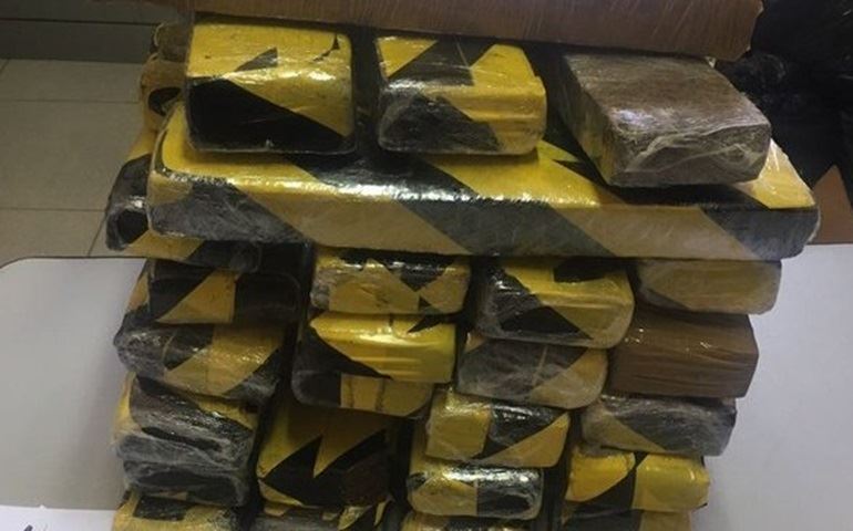 Homem é preso com tabletes de maconha escondidos em carro