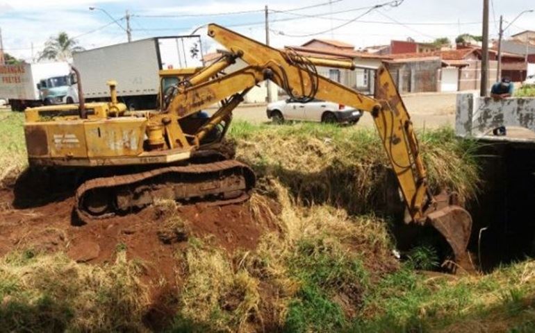 Prefeitura de Avaré inicia a limpeza de córregos urbanos, há muito abandonados