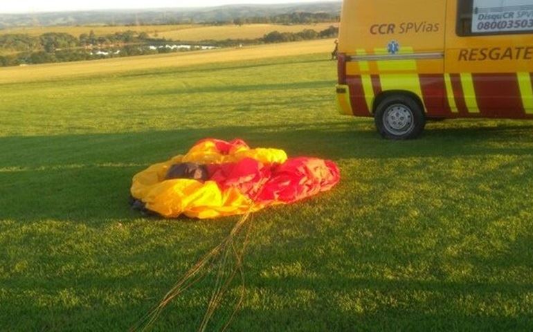 Homem morre após cair de parapente em área às margens da SP-127