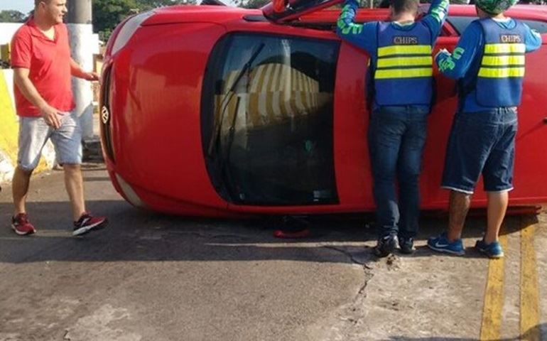 Motorista bate em guard rail e capota com carro em pontilhão de Avaré
