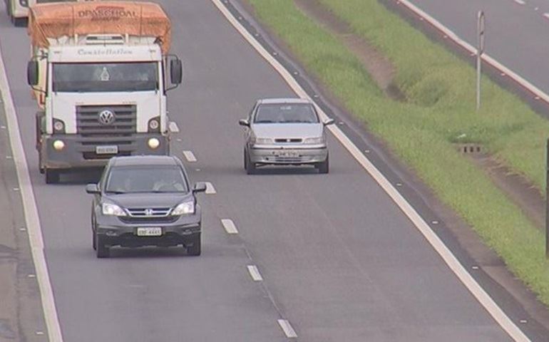 Lei do farol gera 1,3 mil multas nas rodovias da região, afirma polícia
