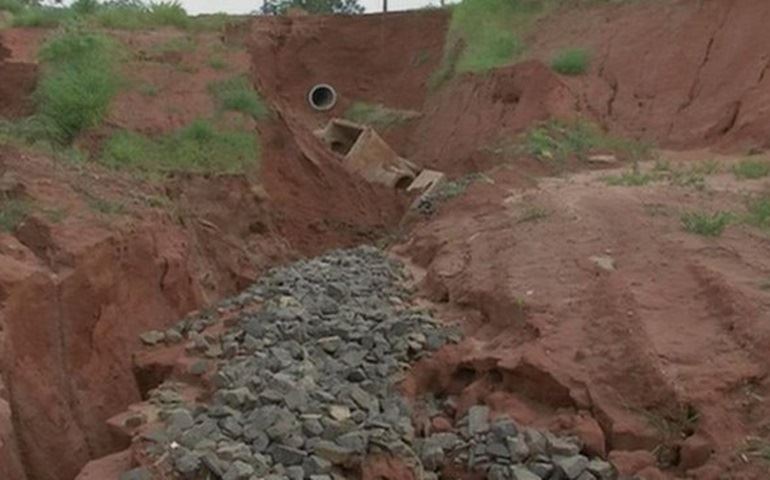 Cratera aberta em bairro 'engole' ruas e preocupa moradores de Avaré
