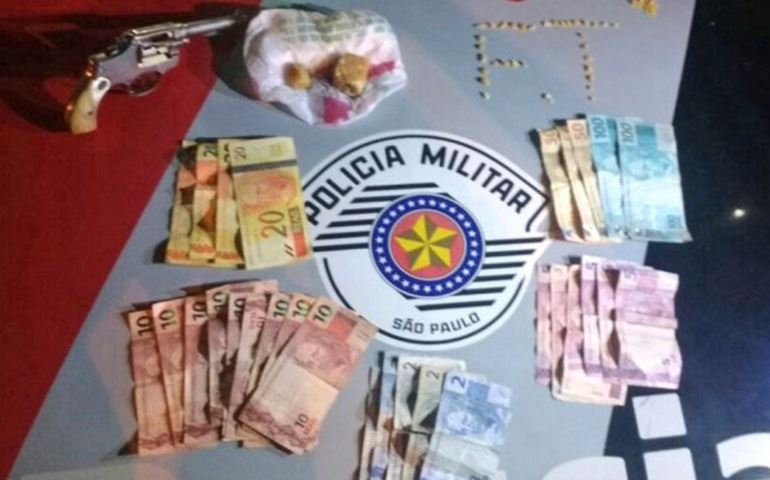 Polícia tem de conter moradores para poder prender casal de traficantes