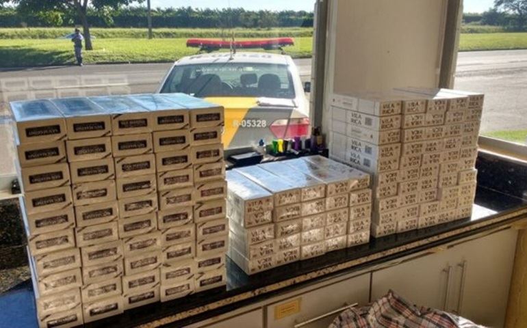 Passageira de ônibus é presa com cigarros contrabandeados na Castello Branco