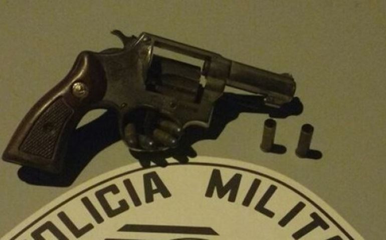 Ladrão se atrapalha durante assalto a posto de combustíveis e deixa arma cair.