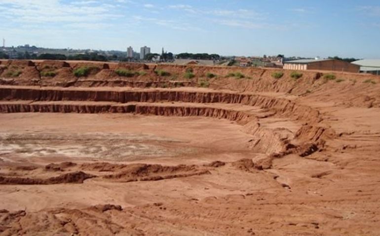 Prefeitura vai retomar obra do Arenão